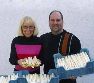 Ursula und Armin Rohr präsentieren stolz den ersten Spargel aus heimischem Anbau