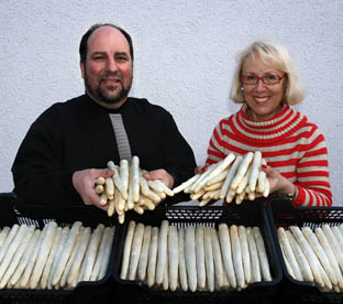 Ursula und Armin Rohr präsentieren stolz den ersten Spargel aus heimischem Anbau