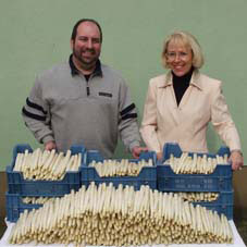 Ursula und Armin Rohr mit ihrem ersten Spargel