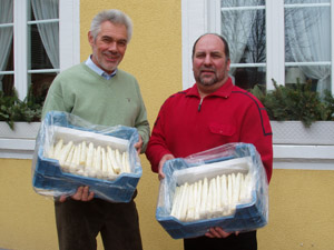 Werner H&ouml;fer vom Hotel-Restaurant "Adler-Post" bekommt den ersten Spargel des Jahres 2009